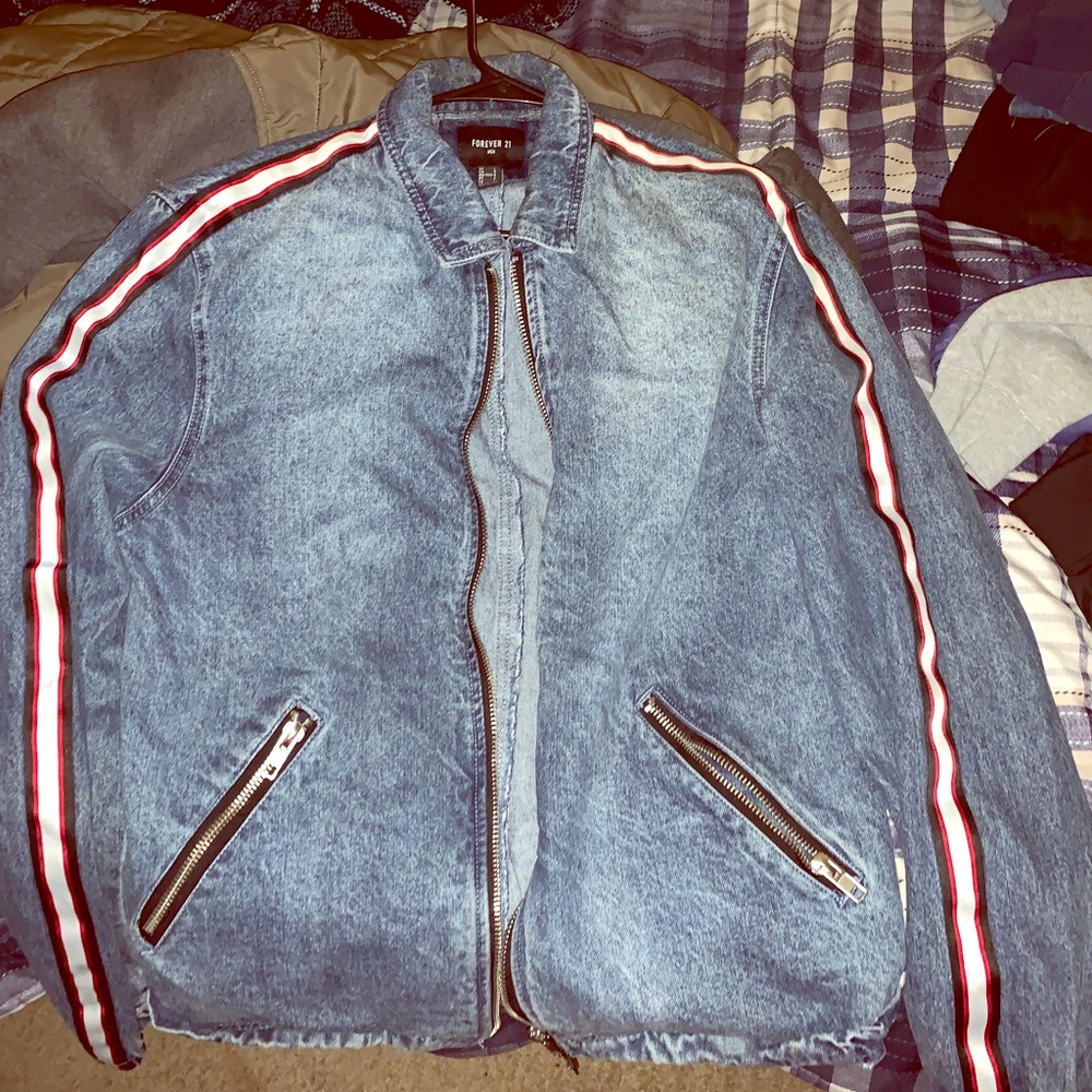 I’m selling this nice denim jacket from Forever 21